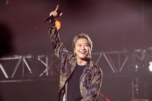 2024年の日本武道館公演で歌うTAKAHIRO